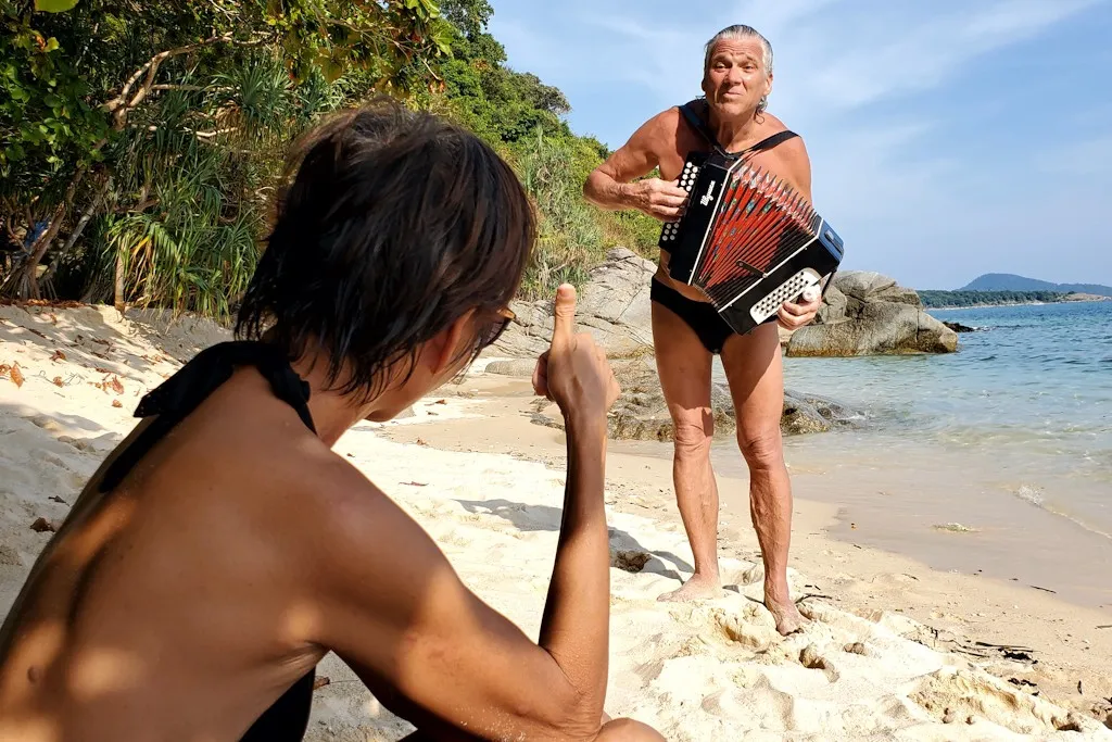 melomane sur une plage de rawai