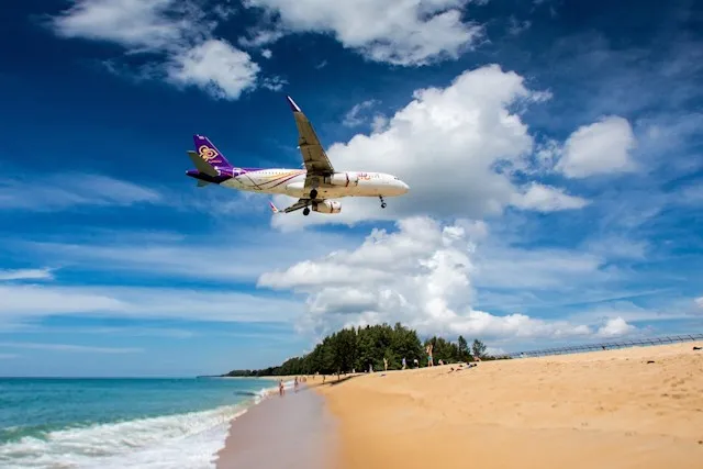 AEROPORT DE PHUKET EN BORD DE MER