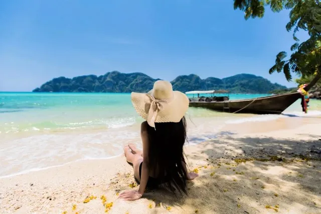 FILLE VOYAGEANT EN SOLO EN THAILANDE