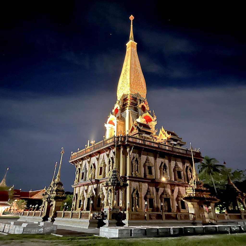 WAT CHALONG BY NIGHT PHUKET