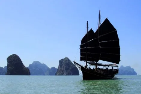 VISITER LA BAIE DE PHANG NGA EN JONQUE